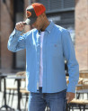 le modèle porte une Chemise manches longues homme Thomas Otago bleu Gorona