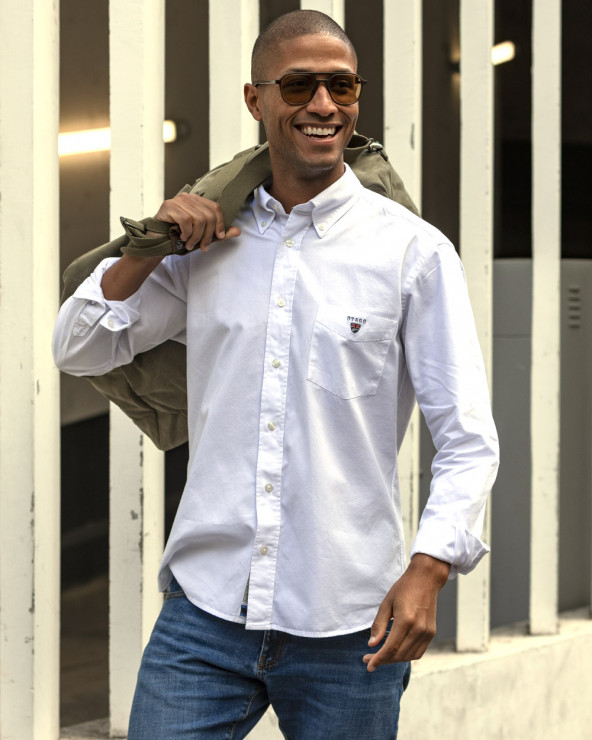 le modèle porte une Chemise manches longues homme Thomas Otago blanche