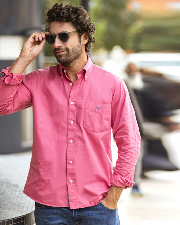 le modèle porte une Chemise manches longues homme Thomas Otago rose blush