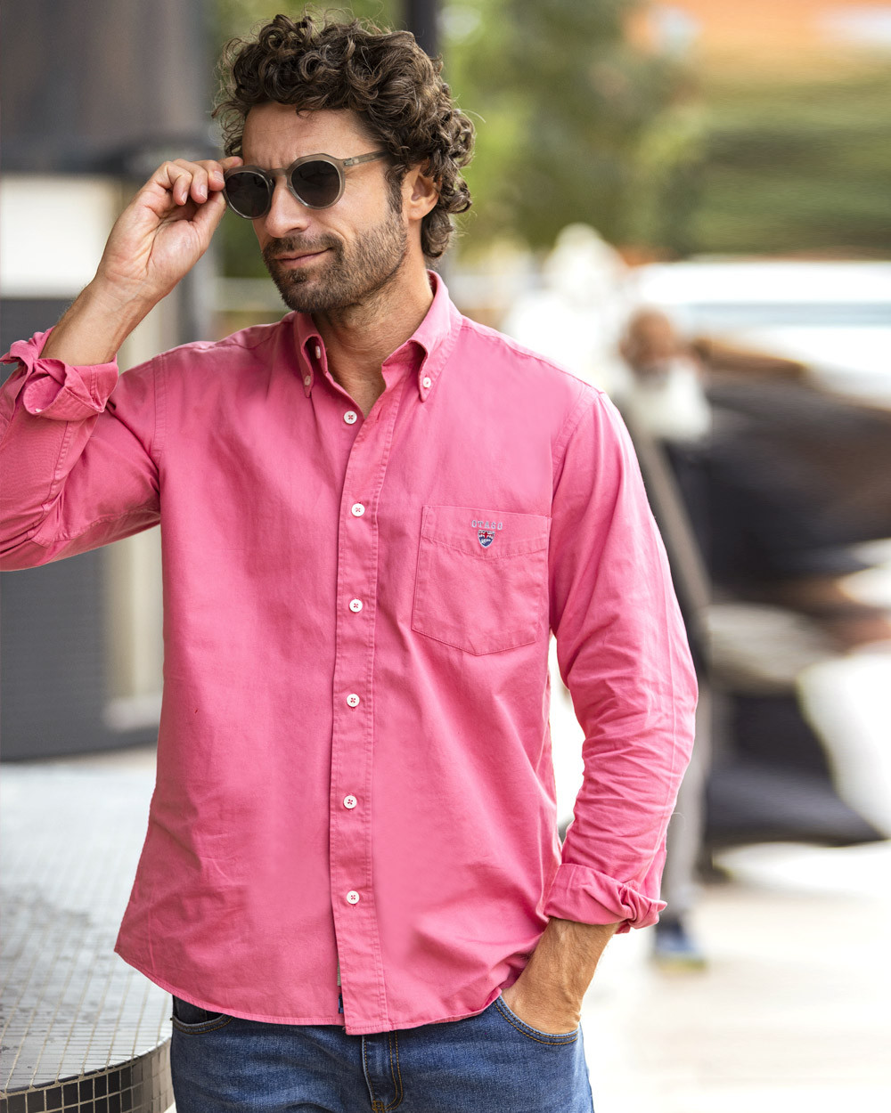 le modèle porte une Chemise manches longues homme Thomas Otago rose blush