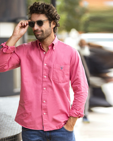 le modèle porte une Chemise manches longues homme Thomas Otago rose blush