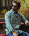 le modèle porte une Chemise manches longues homme Thomas Otago jade