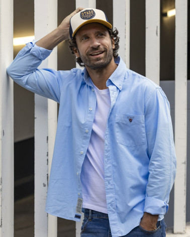le modèle porte une Chemise manches longues homme Thomas Otago bleu ciel Gorona