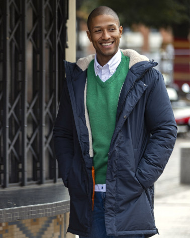 le modèle porte une Doudoune homme Limbo Otago rugby avec capuche bleu marine