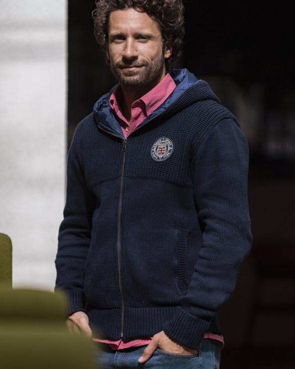le modèle porte Gilet zippé à capuche STEEVE bleu marine