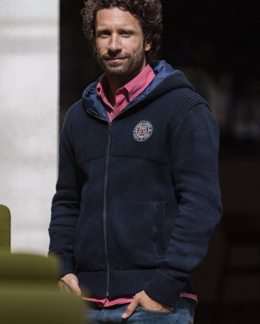le modèle porte Gilet zippé à capuche STEEVE bleu marine