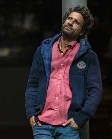 le modèle porte un Gilet zippé à capuche pour homme STEEVE Otago rugby