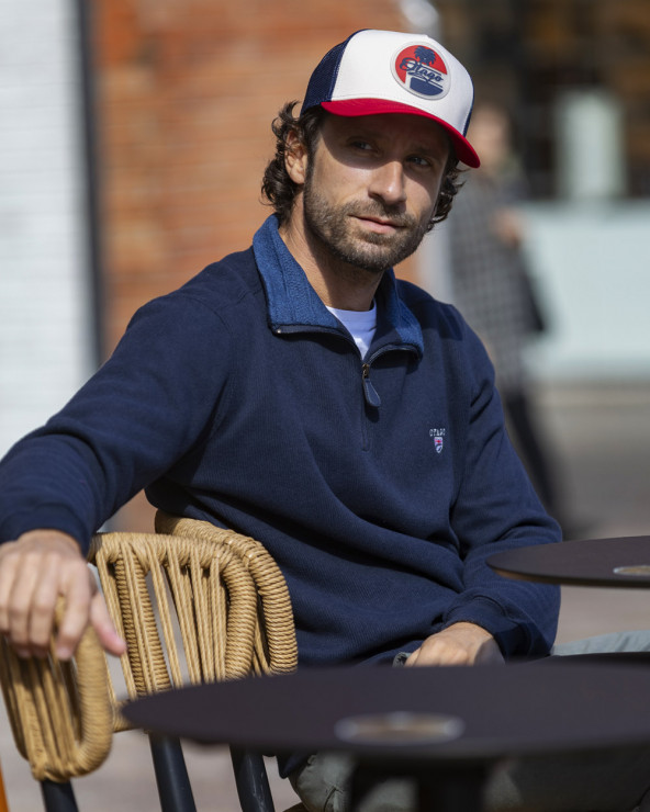le modèle porte un Sweat col zip 24SW7 Otago rugby bleu marine pour homme