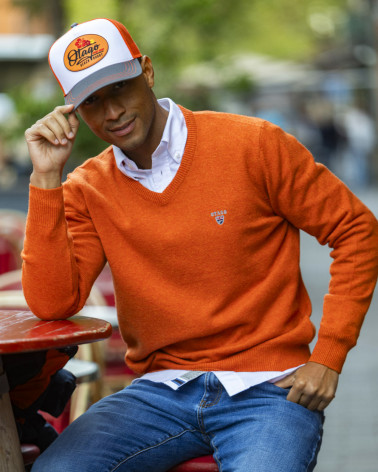 le modèle porte un Pull col V orange Buenos Aires Otago pour homme