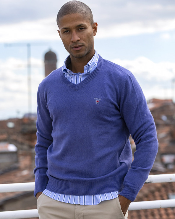 le modèle porte un Pull col V parme pour homme Buenos Aires Otago rugby