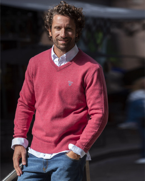 le modèle porte un Pull col V rose marsala Buenos Aires Otago rugby pour homme