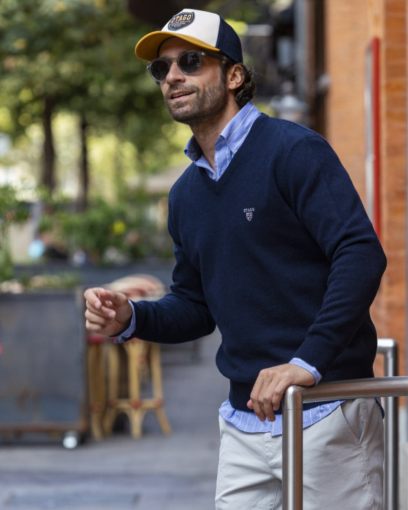 le modèle porte un Pull Buenos Aires col V Otago bleu marine pour homme
