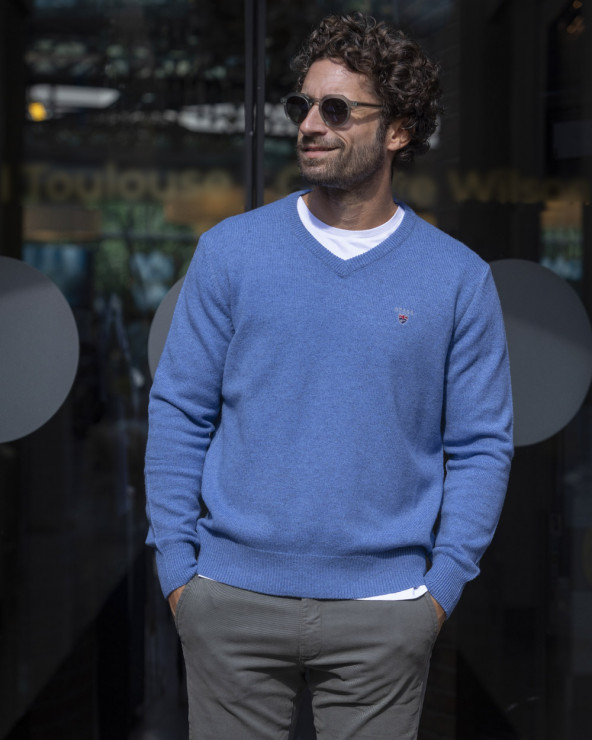 le modèle porte un Pull col V bleu ocean Buenos Aires Otago rugby pour homme