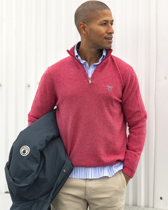 le modèle porte un Pull col zippé Buenos Aires Otago rose marsala pour homme
