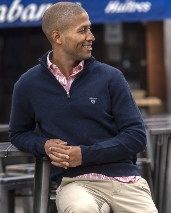 le modèle porte un Pull Buenos Aires col zip Otago bleu marine pour homme