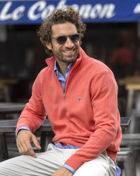 le modèle porte un Pull Buenos Aires col zippé Otago rose pour homme