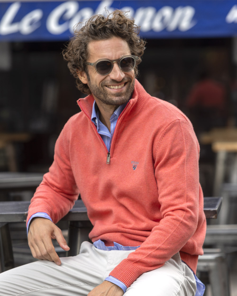 le modèle porte un Pull Buenos Aires col zippé Otago rose pour homme