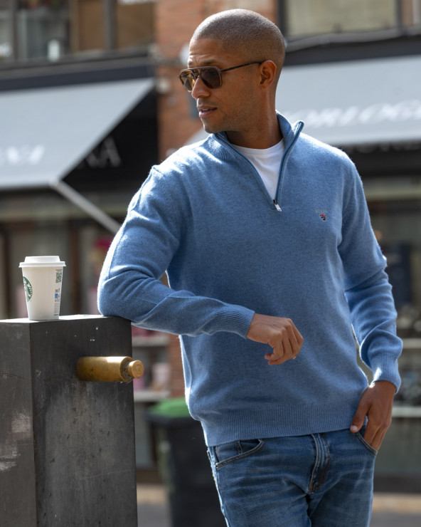 le modèle porte un Pull Buenos Aires col zippé Otago bleu ocean pour homme en taille M