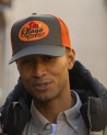 le modèle porte une Casquette Beachcap Otago rugby kaki / orange