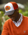 le modèle porte une Casquette Beachcap Otago rugby écru / gris / orange