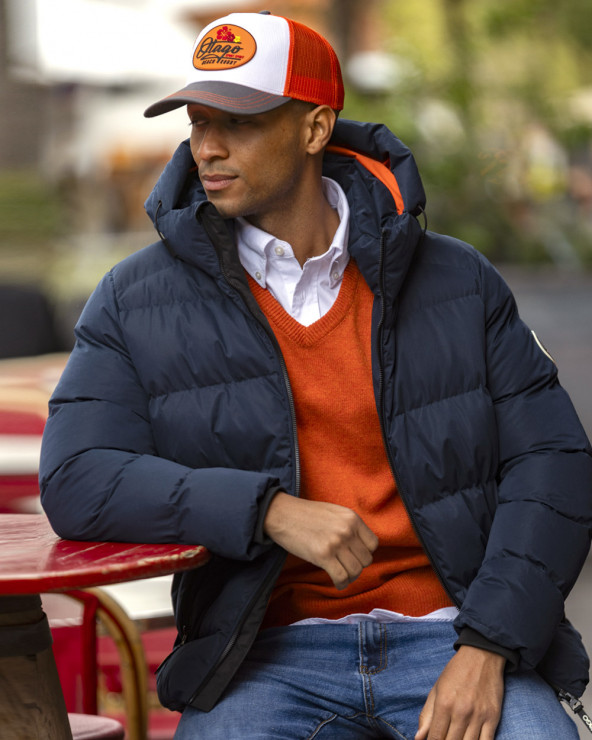 modèle accoudé qui porte une doudoune Lookly Otago bleu marine pour homme