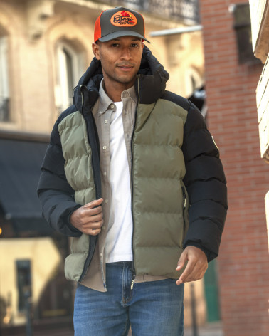 le modèle porte une doudoune Lookly Otago kaki et noire pour homme