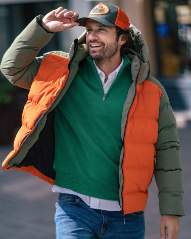 le modèle porte une doudoune Lookly Otago orange et kaki pour homme en taille M
