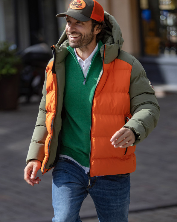le modèle porte une doudoune Lookly Otago orange et kaki pour homme