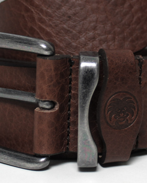 détail de la Ceinture Canubby Otago en cuir couleur marron