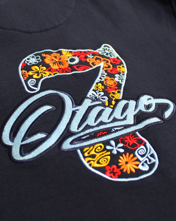 détail de la broderie de la Veste zippée à capuche bleu marine FLOSSET Otago pour homme