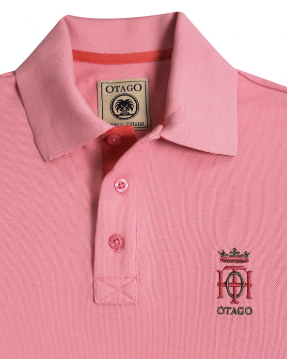 détail du col et broderie du Polo manches courtes rose powder pink pour homme Bota Otago rugby