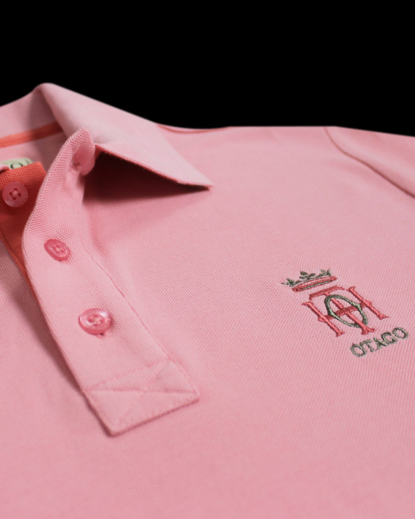 détail patte de col du Polo manches courtes rose powder pink pour homme Bota Otago rugby