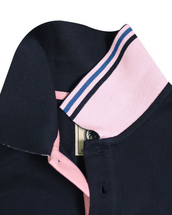 détail du revers de col avec liseré du Polo manches courtes bleu marine pour homme Bota Otago rugby