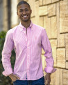 Le mannequin porte une Chemise manches longues Buzy Otago rayée rose pour homme