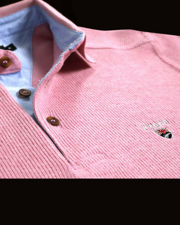détail broderie sweat col polo rose pour homme