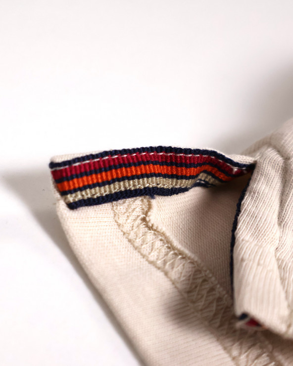 patte d'ouvertures latérales du Polo manches courtes Koru Otago rugby beige pour homme