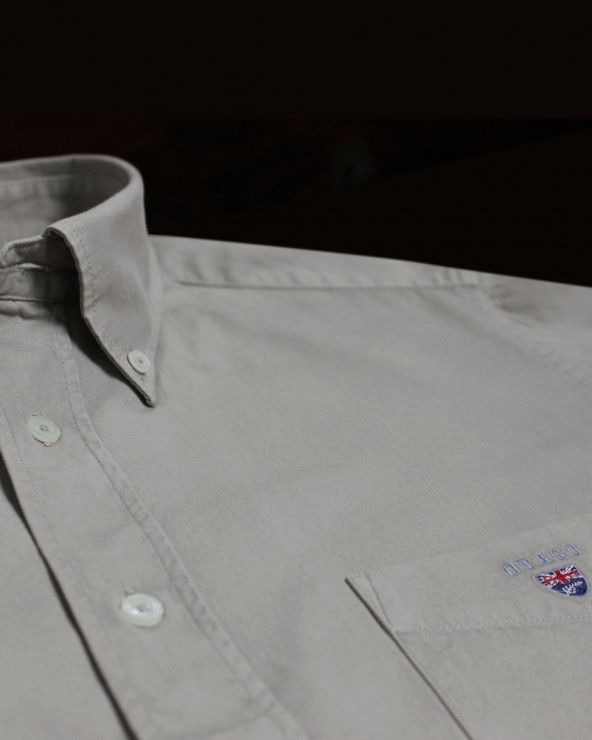 détail de col de la Chemise manches longues homme Thomas Otago desert