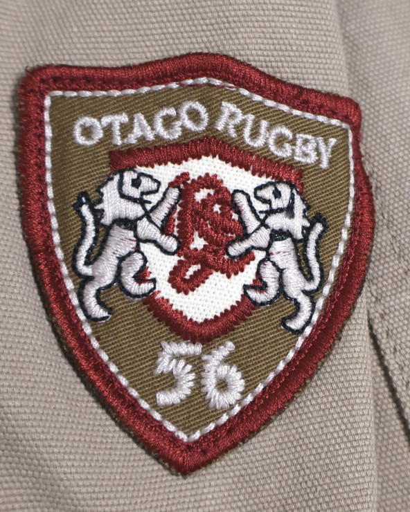 écusson cousu sur la manche droite de la Veste Toile Boutonnée Otago Rugby beige pour Homme