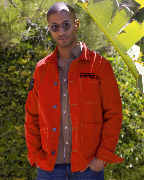 le modèle porte une Veste Toile Boutonnée Otago Rugby orange pour Homme en taille M