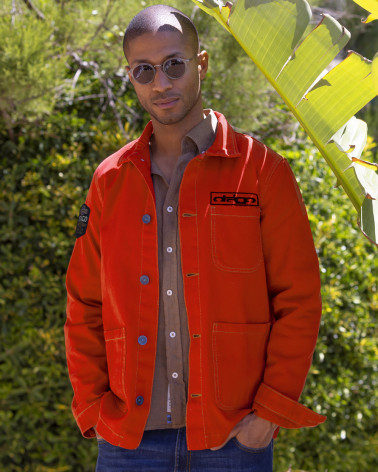 le modèle porte une Veste Toile Boutonnée Otago Rugby orange pour Homme en taille M