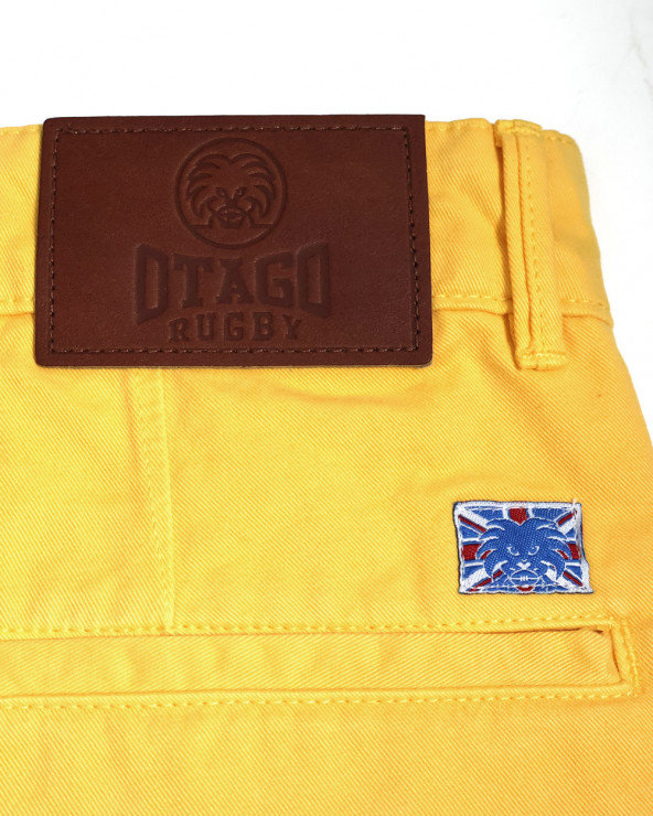 écusson détail dos du Bermuda Rillus Otago rugby moutarde pour homme