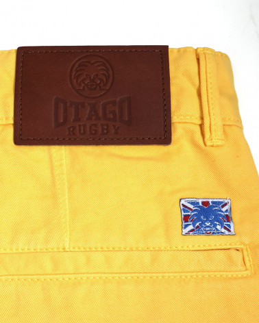 écusson détail dos du Bermuda Rillus Otago rugby moutarde pour homme