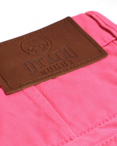 détail écusson dos du Bermuda Rillus Otago rugby framboise JJ pour homme