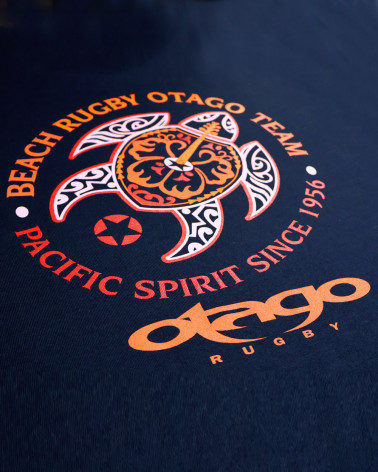 détail du dos du Tee-shirt Pacitort Otago rugby bleu marine col rond pour homme