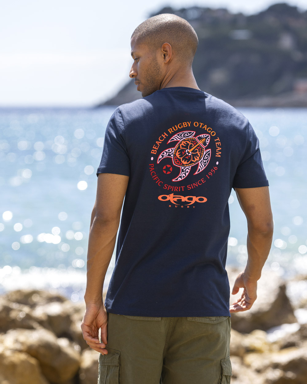 homme qui porte un Tee-shirt Pacitort Otago rugby bleu marine col rond pour homme