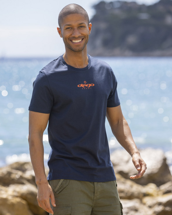 modèle qui porte le Tee-shirt Pacitort Otago rugby bleu marine col rond pour homme