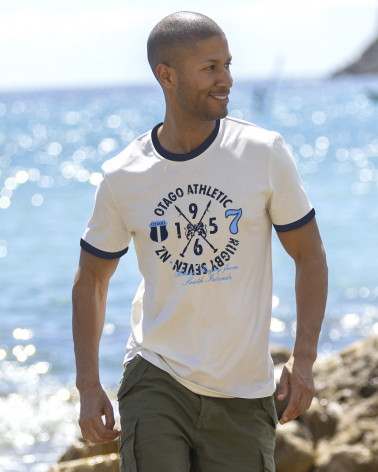 Tee-shirt Island bicolore ivoire marine Otago rugby coton Bio pour homme porté par le mannequin