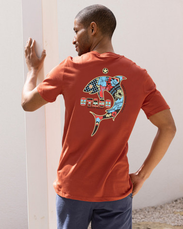 le mannequin porte un Tee-shirt Patreq Otago rugby burnt brick pour homme
