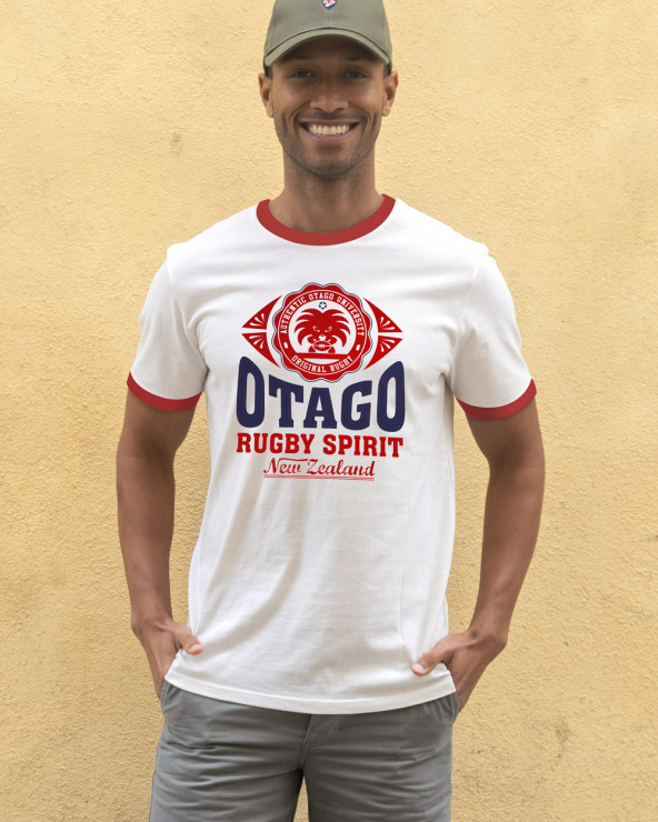 le mannequin porte un Tee-shirt Everlandy bicolore ivoire paprika Otago rugby coton Bio pour homme