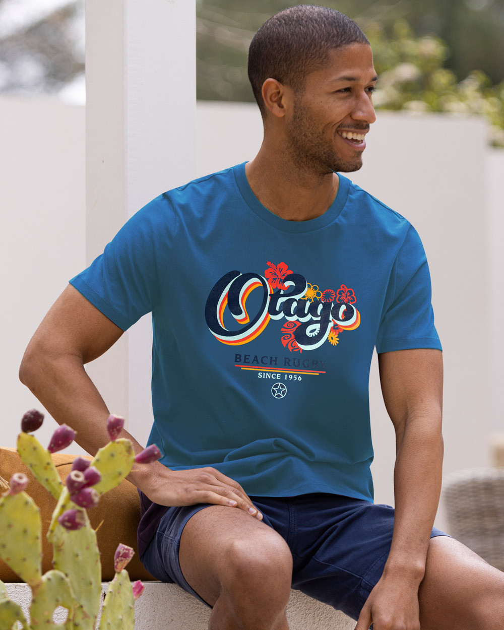 le mannequin porte un Tee-shirt Otavint Otago rugby blue sapphire coton Bio pour homme